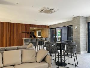 un salon avec un canapé et un bar dans l'établissement Salinas Premium Resort - Salinópolis PA, à Salinópolis