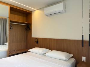 - une chambre avec un lit et la climatisation dans l'établissement Salinas Premium Resort - Salinópolis PA, à Salinópolis 38 autres photos