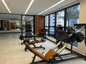 une salle de sport avec des tapis roulants et des appareils d'exercice dans un bâtiment dans l'établissement Salinas Premium Resort - Salinópolis PA, à Salinópolis