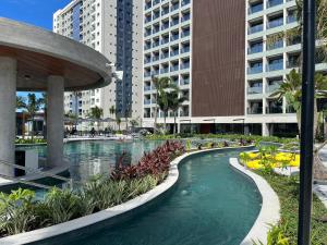 une piscine au milieu d'une ville avec de grands bâtiments dans l'établissement Salinas Premium Resort - Salinópolis PA, à Salinópolis
