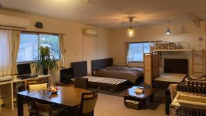 琴平町にあるすずめのお宿 すずめの間 最大9名 Sparrow room Maximum of 9 peopleのリビングルーム(ベッド1台、デスク付)