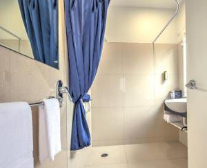 A bathroom at Hanmer Springs Scenic Views Motel