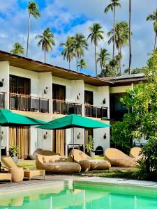 um hotel com piscina e palmeiras em Isla Amara Resort em El Nido