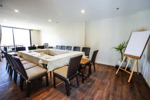 um quarto com uma mesa e cadeiras e uma tábua branca em Isla Amara Resort em El Nido mais 31 fotografias