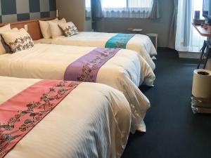 Postel nebo postele na pokoji v ubytování Kyoto Earth Hotel