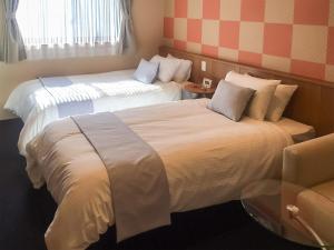 Postel nebo postele na pokoji v ubytování Kyoto Earth Hotel