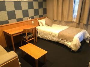 Postel nebo postele na pokoji v ubytování Kyoto Earth Hotel