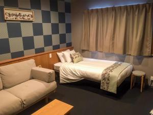 Postel nebo postele na pokoji v ubytování Kyoto Earth Hotel