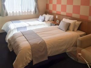 Postel nebo postele na pokoji v ubytování Kyoto Earth Hotel