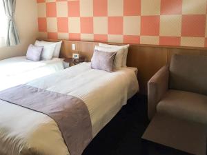 Postel nebo postele na pokoji v ubytování Kyoto Earth Hotel