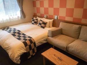 Postel nebo postele na pokoji v ubytování Kyoto Earth Hotel