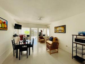 a living room with a table and a dining room at La mejor vista de Acapulco, en CasaBlanca Grand. in Acapulco