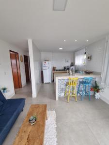 Una cocina con una mesa y sillas en una habitación. en Casa Corazul, en Arraial do Cabo