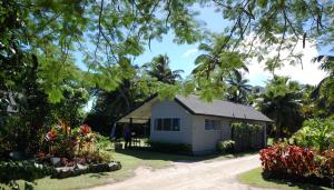 une petite maison au milieu d'un chemin de terre dans l'établissement Lagoon Breeze Villas, à Rarotonga