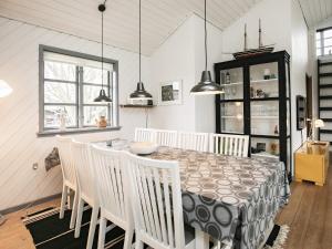 - une salle à manger avec une table et des chaises dans l'établissement Holiday home Frørup IV, à Frørup