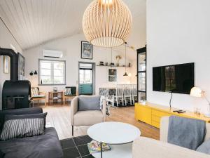- un salon avec un canapé et une télévision dans l'établissement Holiday home Frørup IV, à Frørup