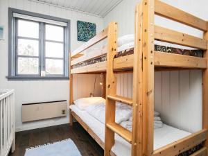 Tempat tidur susun dalam kamar di Holiday home Frørup IV