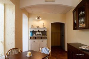 カパルビオにあるAlbergo del Lagoのキッチン(テーブル、椅子、カウンター付) +20枚の写真