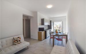 un soggiorno e una cucina con divano e tavolo di Amazing Apartment In Nicotera Marina With Kitchen a Nicotera Marina