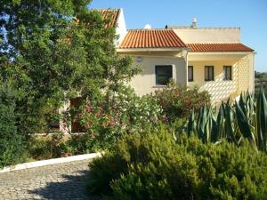 a house with a garden in front of it at Quinta do Atlantico in Santa Bárbara de Nexe