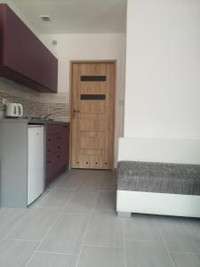 Habitación con cocina con cama y puerta en Agroturystyka Alex en Szczecinek