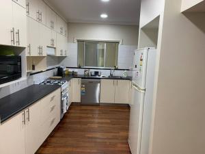 A kitchen or kitchenette at Joe’s holiday home