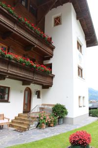 um edifício com flores ao lado em Haus Christophorus em Mayrhofen