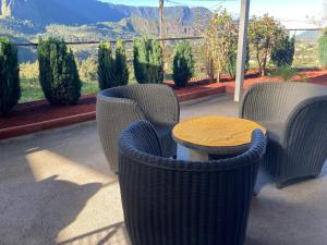 Cảnh núi rừng hoặc tầm nhìn ra núi từ nhà nghỉ dưỡng