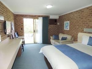 a hotel room with a bed and a living room at Eildon Parkview Motor Inn Room 7 in Eildon +9 photos