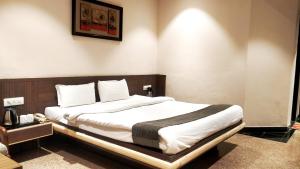 Hotel Mount Regency客房内的一张或多张床位
