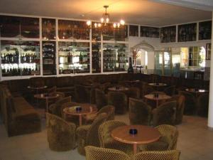 un restaurante con mesas y sillas y un bar en Torre Velha AL, en Albufeira