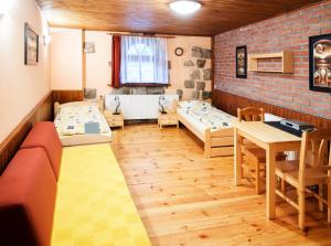 Zimmer mit 2 Betten und einem Tisch in der Unterkunft Penzion Uno in Hradec Králové