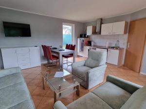 Η κουζίνα ή μικρή κουζίνα στο Reihenhaus am Groß Labenzer See, Klein Labenz +22 φωτογραφίες