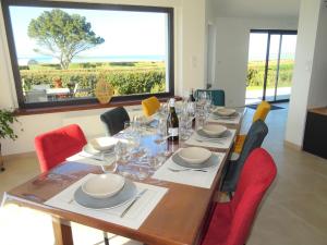 comedor con mesa con sillas y ventana grande en Magnificent villa by the sea en Trélévern