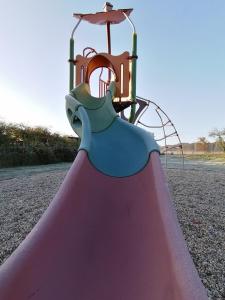 un tobogán en un parque con parque infantil en L'auberge 10 à 15 pers 30min zoo beauval chambord cheverny en Langon