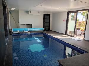 une piscine vide dans une maison dans l'établissement Etage à la ferme avec piscine intérieure privative, selon date, à La Bassée