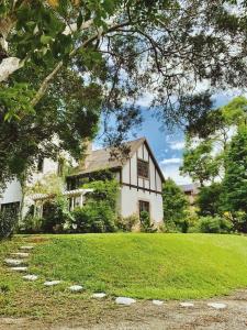 西湖鄉的住宿－藝術家莊園，坐落在郁郁葱葱的绿色田野顶部的白色房子