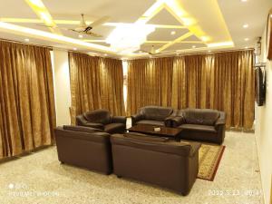 sala de estar con 2 sofás y TV en Masa mahal and lodge, en Sivaganga
