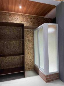 Cette chambre dispose d'une fenêtre et d'un mur avec des étagères. dans l'établissement Hermoso Huehueloft2 con estacionamiento y wifi, à Huehuetenango