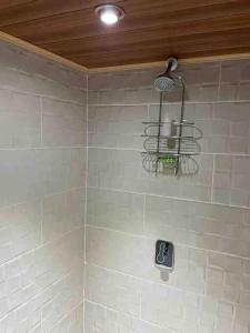 prysznic z jasną ścianą wyłożoną białymi kafelkami w obiekcie Hermoso Huehueloft2 con estacionamiento y wifi w mieście Huehuetenango