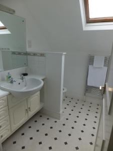 A bathroom at Grove Guest House