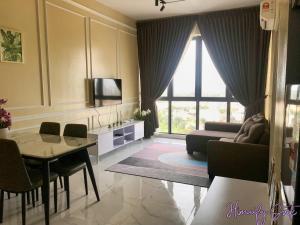 un soggiorno con un divano e un tavolo di Himaify suite @Troika (Muslim Homestay) a Kota Bharu