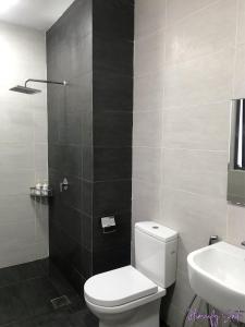 un bagno con un water bianco e un lavandino di Himaify suite @Troika (Muslim Homestay) a Kota Bharu