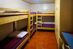 Postel nebo postele na pokoji v ubytování RedDoorz Hostel at MRC Residences Baguio