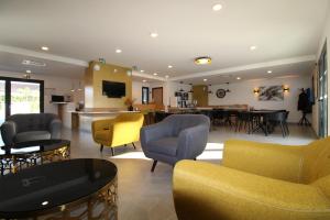 - un salon avec des chaises et une salle à manger dans l'établissement hôtel résidence a torra, à Vescovato