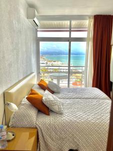 - une chambre avec un lit et une vue sur l'océan dans l'établissement Apartamento Torre de la Roca Torremolinos, à Torremolinos