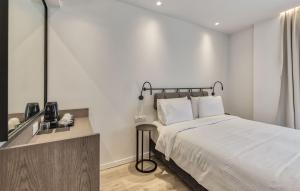Rúm í herbergi á Bitzaro Boutique Hotel