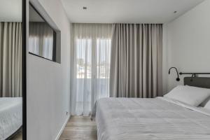 Rúm í herbergi á Bitzaro Boutique Hotel