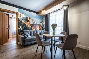 - un salon avec un canapé et une table dans l'établissement Willa Trawers, à Zakopane