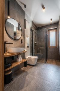 La salle de bains est pourvue d'un lavabo, de toilettes et d'un miroir. dans l'établissement Willa Trawers, à Zakopane